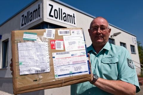 Zollamtsrat Ralf Klose präsentiert vor dem Zollamt Halle-Schkopau ein Paket mit wertvollen Drucken des Komponisten Georg Friedrich Händel (1685 - 1759). (FOTO: DDP)