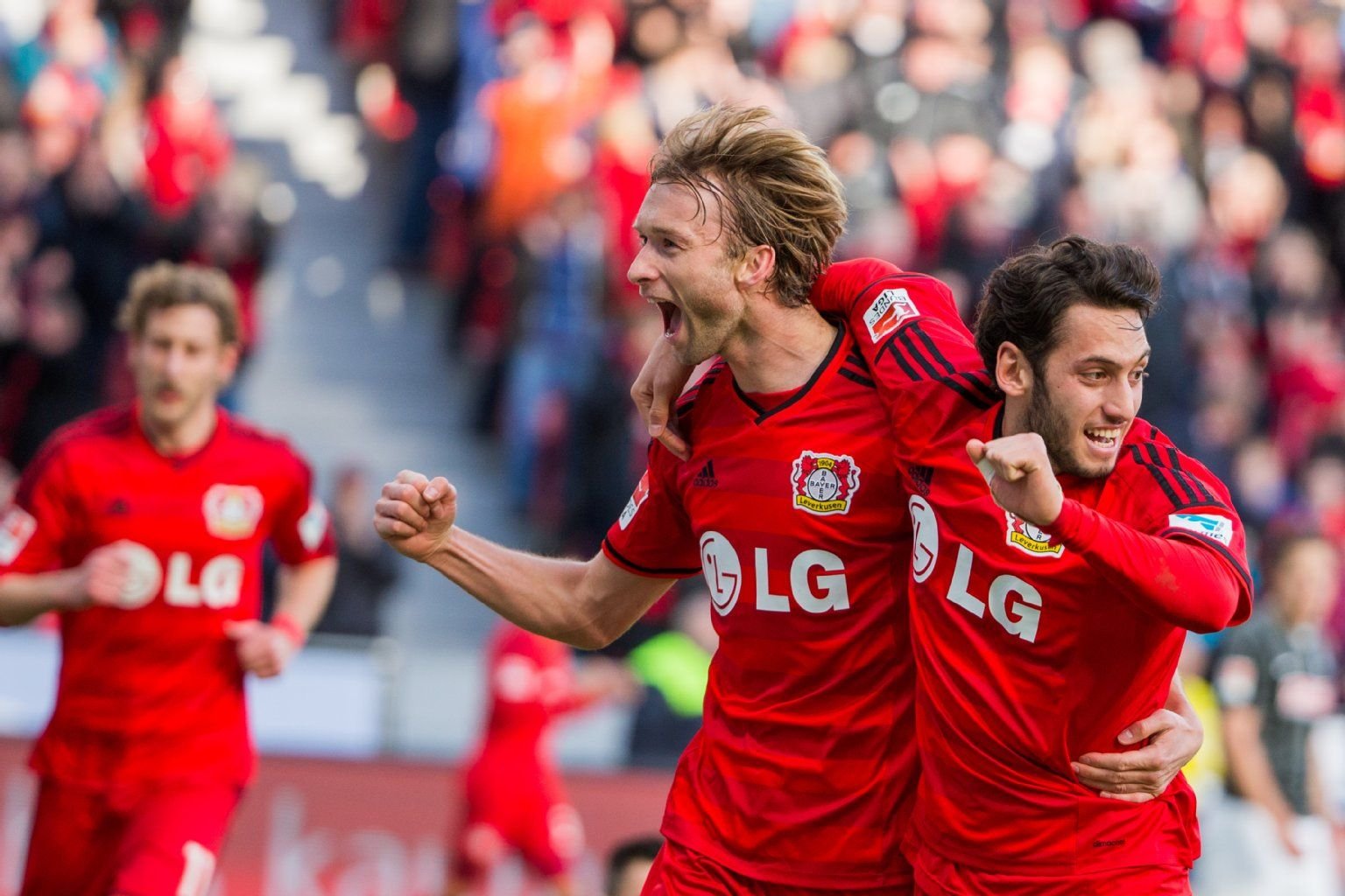 Simon Rolfes (l.) und Hakan Calhanoglu nach dem Tor zum 1:0 der Leverkusener gegen Freiburg