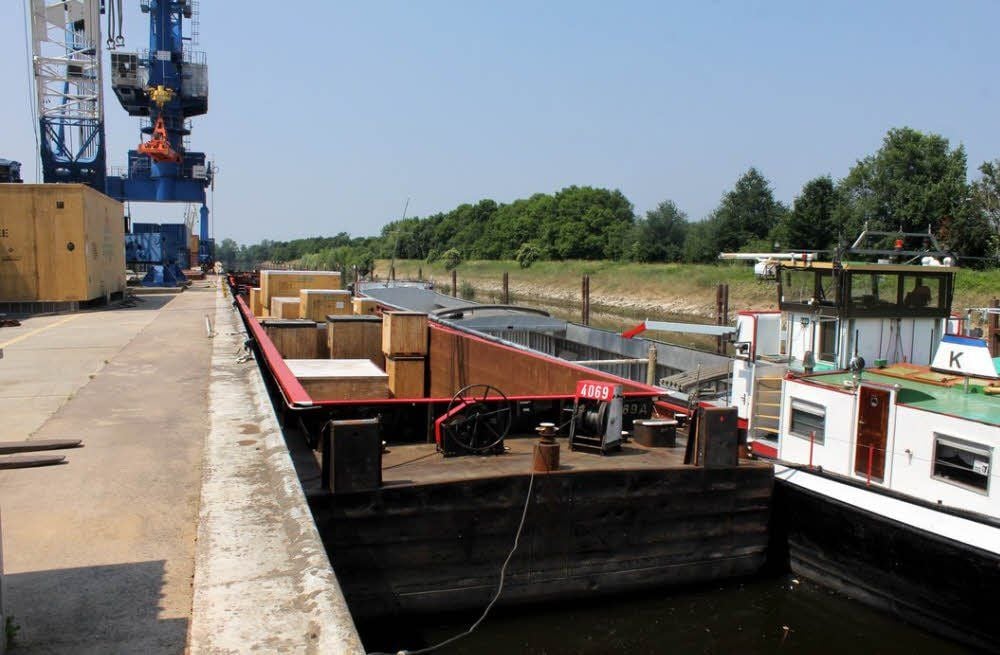 Das Hochwasser war weg, die Elbe aber noch nicht freigegeben: Fracht im Hafen Aken.