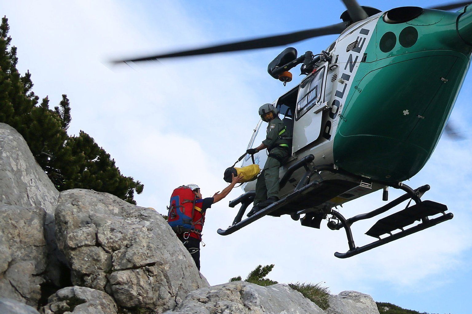 Das Rote Kreuz fliegt Materialien zur Rettung des verletzten Höhlenforschers zur Riesending-Höhle.