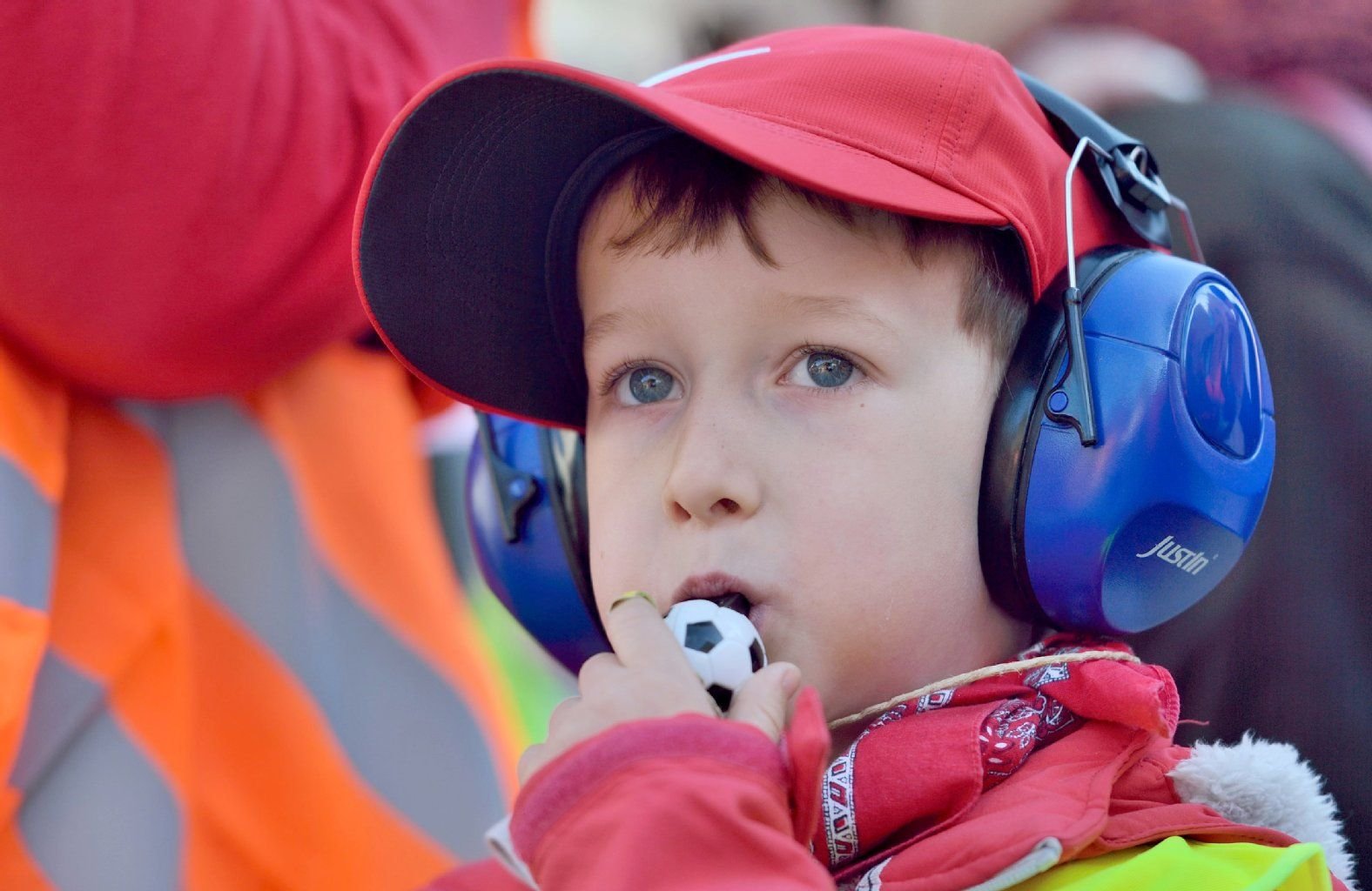 Der fünfjährige Benjamin demonstriert für eine bessere Bezahlung der Erzieher.