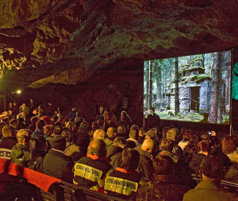 Bei der Filmvorführung in der Baumannshöhle.