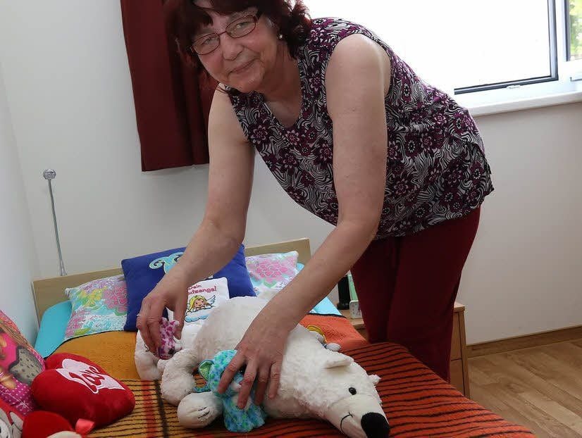 Gabriela Redepenning dekoriert ihr neues Einzelzimmer.