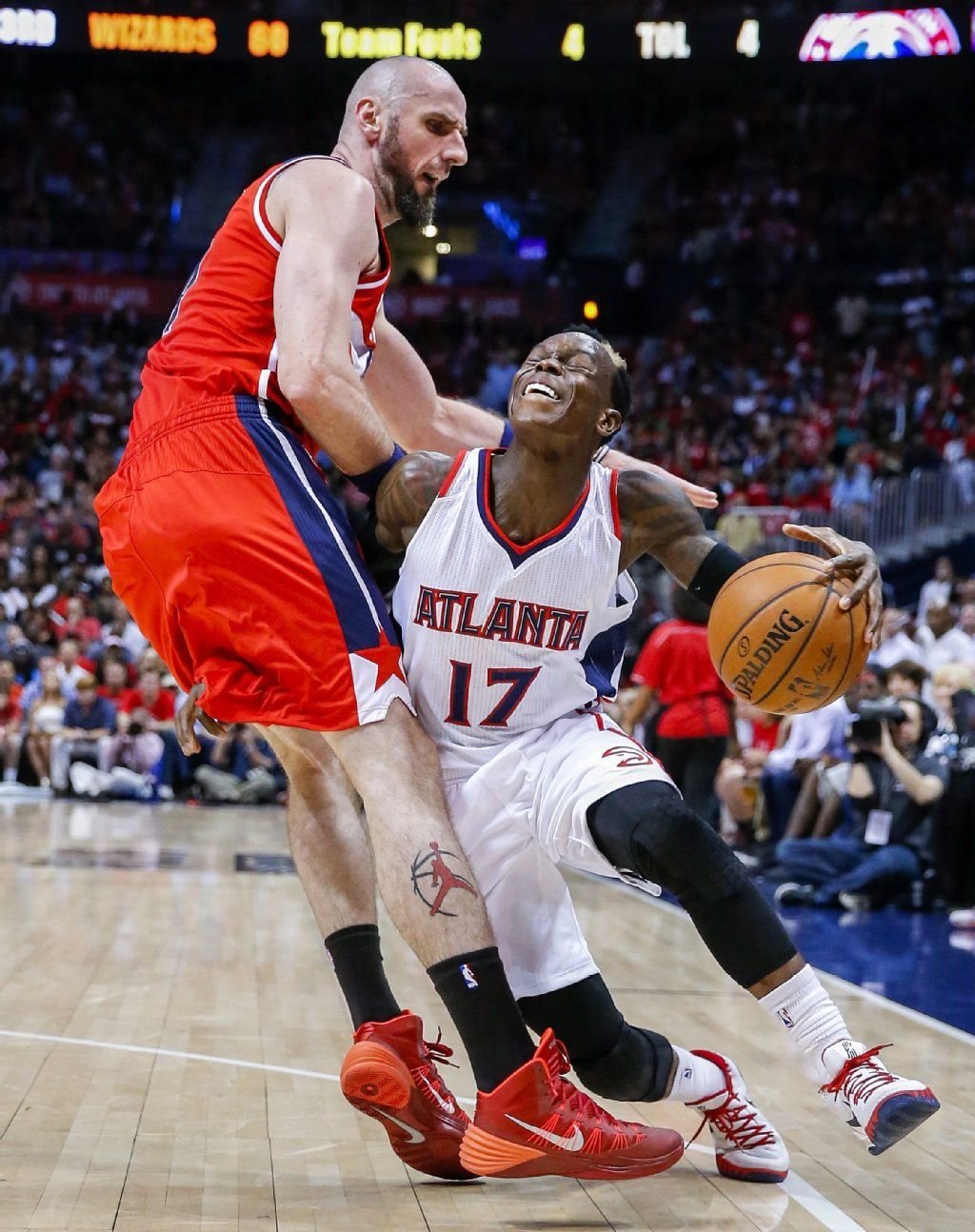 Dennis Schröder gegen Marcin Gortat.