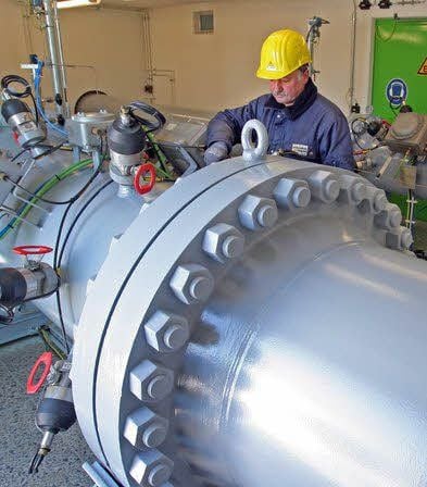 Der Techniker inspiziert eine VNG- Gasverdichterstation.