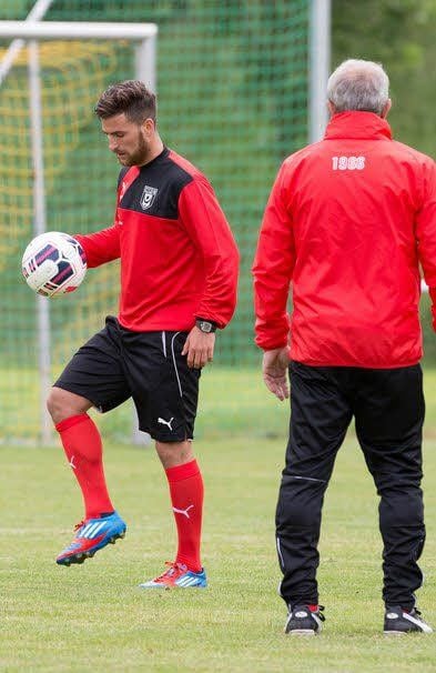 Assistenztrainer Dieter Strozniak hat ein Auge darauf, dass Selim Aydemir (l.) nicht überzieht.
