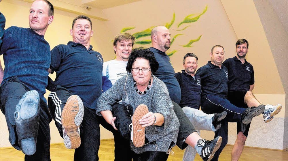 Trainerin Marion Galander (oberes Bild, Mitte) schaut, dass die Beinhaltungen stimmen.