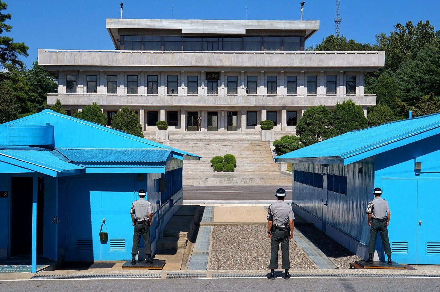 Südkoreanische Soldaten bewachen die Demarkationslinie, die mitten durch die blauen UN-Baracken führt.