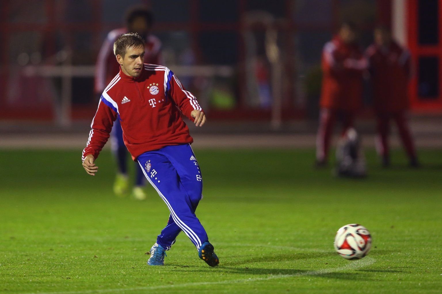 Philipp Lahm wurde verletzt vom Trainingsplatz gefahren.