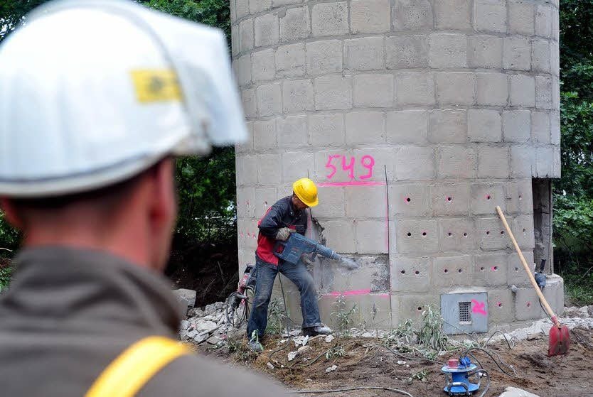 60 Bohrlöcher wurden für die Sprengung in den Schornstein gebohrt.