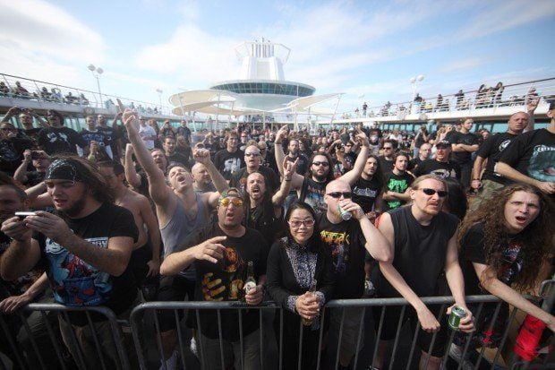 Heavy Metal am Pool. Auf der „Mein Schiff 1“ bringen 20 Bands das Schiff gehörig zum Wanken.
