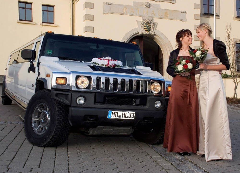 Nadine Müller posiert nach der Hochzeit glücklich mit ihrer Ehefrau Sabine.