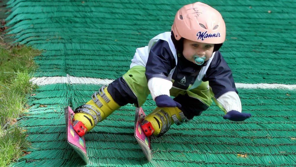Luca Borufka hieß der jüngste Teilnehmer am Herbstsprunglauf auf der Hasselbachschanze in Wippra (Mansfeld-Südharz). Der Zweijährige vom WSV Wernigerode flog kürzlich aber noch nicht über eine Schanze, sondern begnügte sich zunächst mit Abfahrten über den Aufsprunghang.