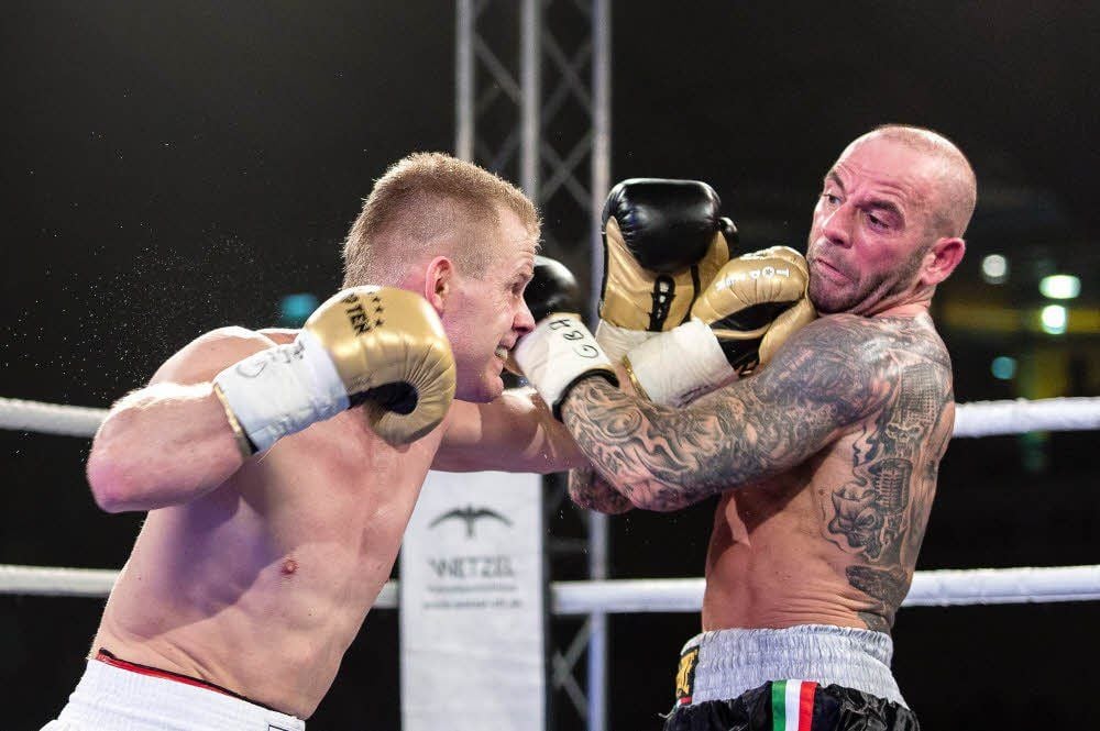 Im vergangenen Jahr konnte sich Mathias Zemski (l.) im Ring der Anhalt-Arena nach Punkten gegen Vito Vendetta durchsetzen.