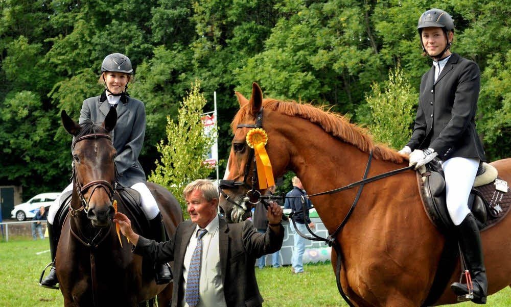 Die Siegerehrung im Zweiphasenspringen der Klasse A nahm Bernd Himmel vor, links Tina Bartel und rechts Leonie Schramm.