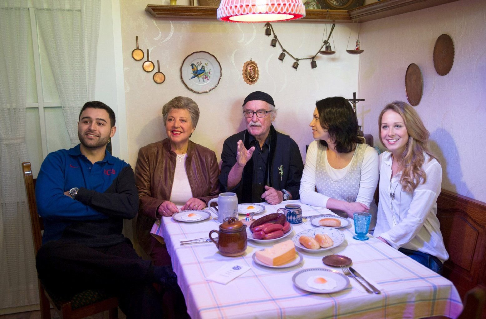 Die „Lindenstraße“-Schauspieler Hüseyin Ekici (Orkan Kortuglu), Marie-Luise Marjan (Helga Beimer), Produzent Hans W. Geißendörfer, und die Schauspielerinnen Daniela Bette (Angelina Buchstab) und Clara Dolny (Josi Stadler) sitzen zusammen.