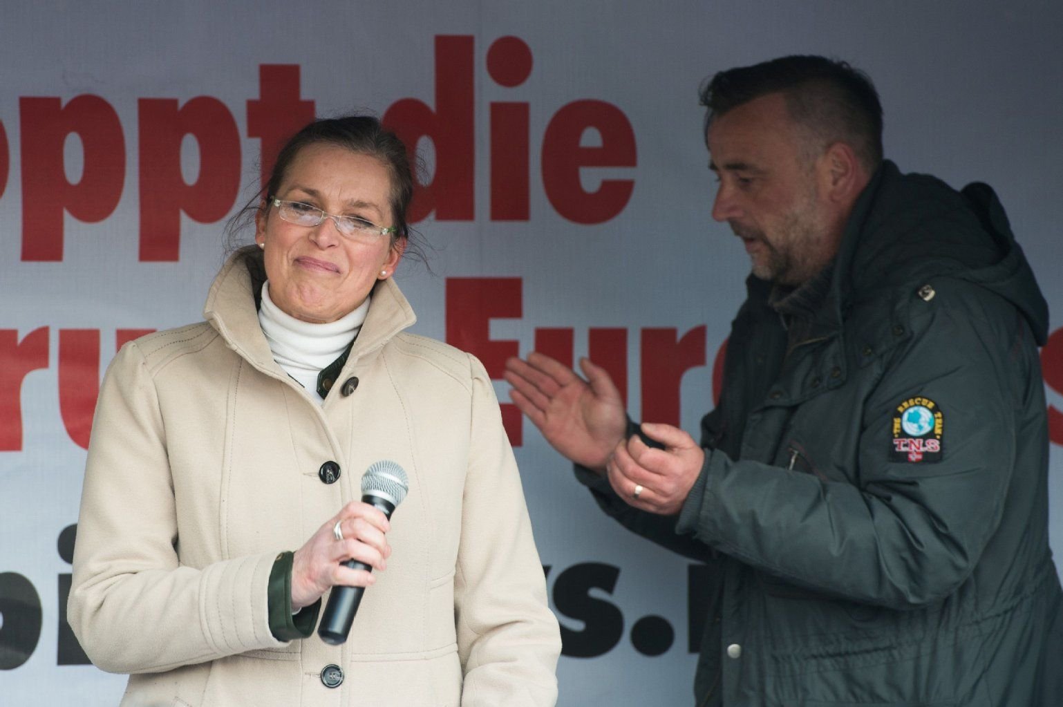 Tatjana Festerling, beklatscht von Pegida-Gründer Lutz Bachmann