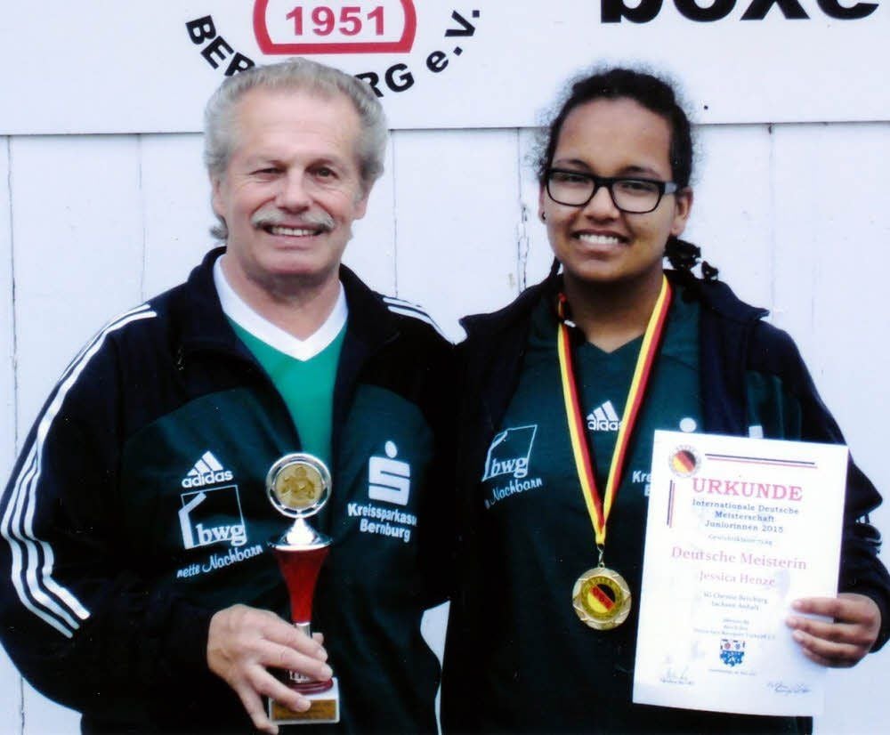 Chemie-Trainer Klaus Ruzicka mit seiner Deutschen Meisterin Jessica Henze.