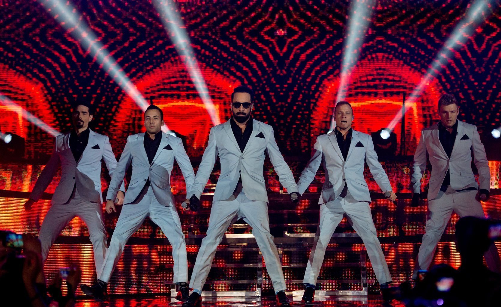 Kevin Richardson (l-r), Howie Dorough, Alexander James McLean, Brian Littrell und Nick Carter von der US-amerikanischen Band Backstreet Boys stehen am 03.03.2014 in München (Bayern) in der Olympiahalle auf der Bühne.