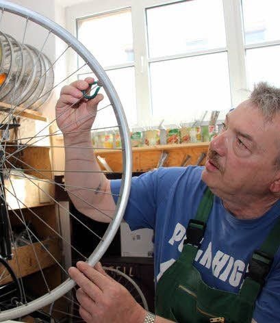 Hans-Jürgen Selzer arbeitet in der Werkstatt der Dekra Räder auf.