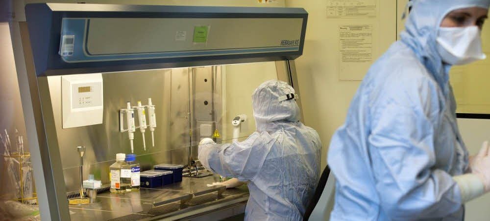 Zwei Mitarbeiterinnen am Fraunhofer Institut für Zelltherapie und Immunologie in Leipzig arbeiten in einem Reinraum zur Herstellung von Zelltherapeutika.