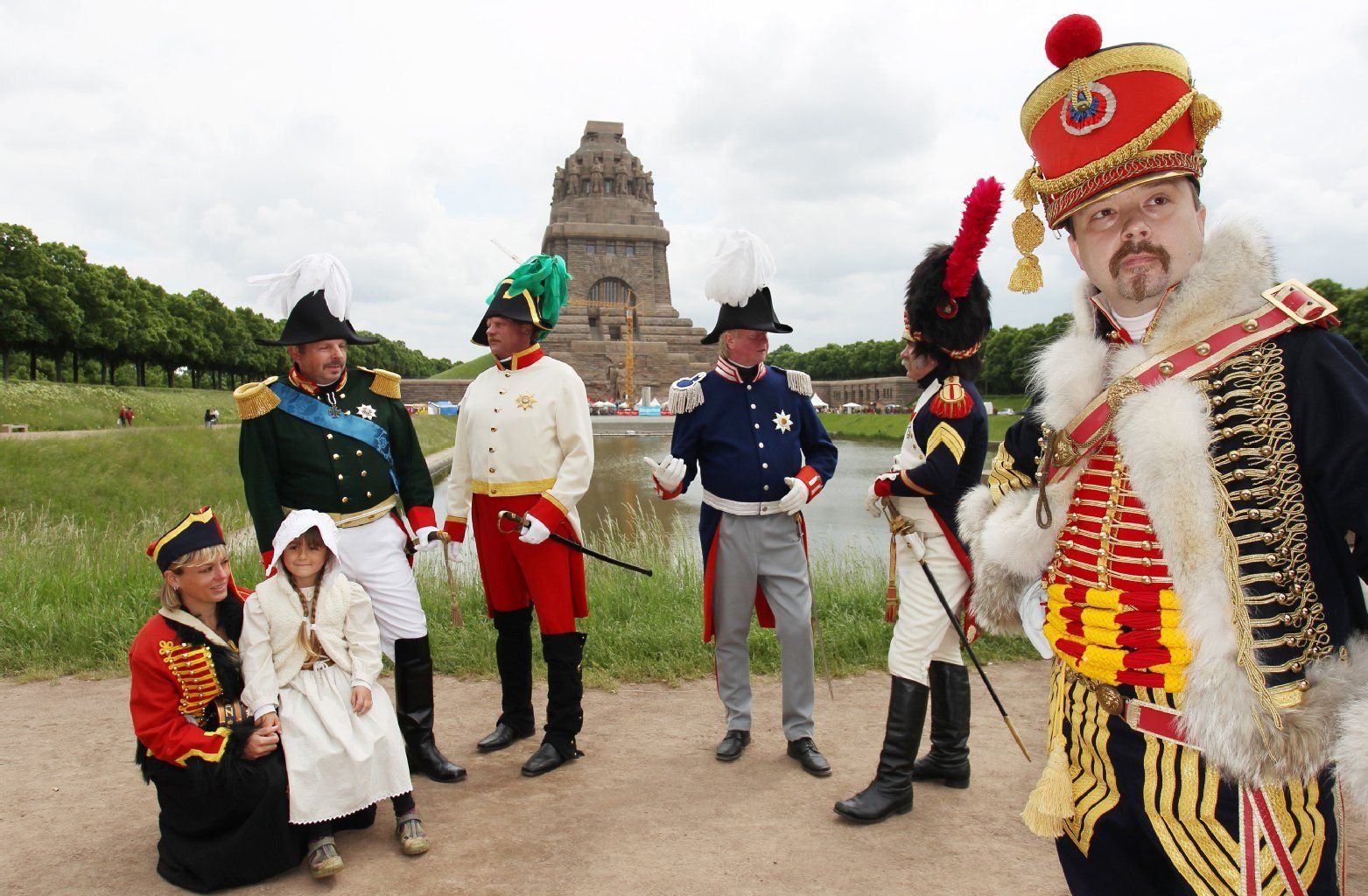 Darsteller von Akteuren aus der Zeit der napoleonischen Kriege am 25. Mai in Leipzig vor dem Völkerschlachtdenkmal