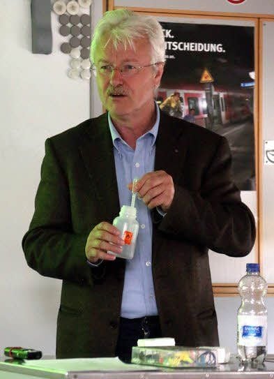 Aceton greift Styropor an. Diplom-Ingenieur Hartmut Klassen zeigt es.