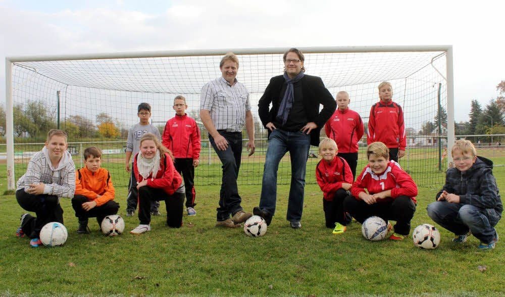 Die Theaterspende verhilft dem Nachwuchs des TSV Elbe Aken zu einem neuen Kleinfeldtor - und es wird ein Ballfangzaun angeschafft.