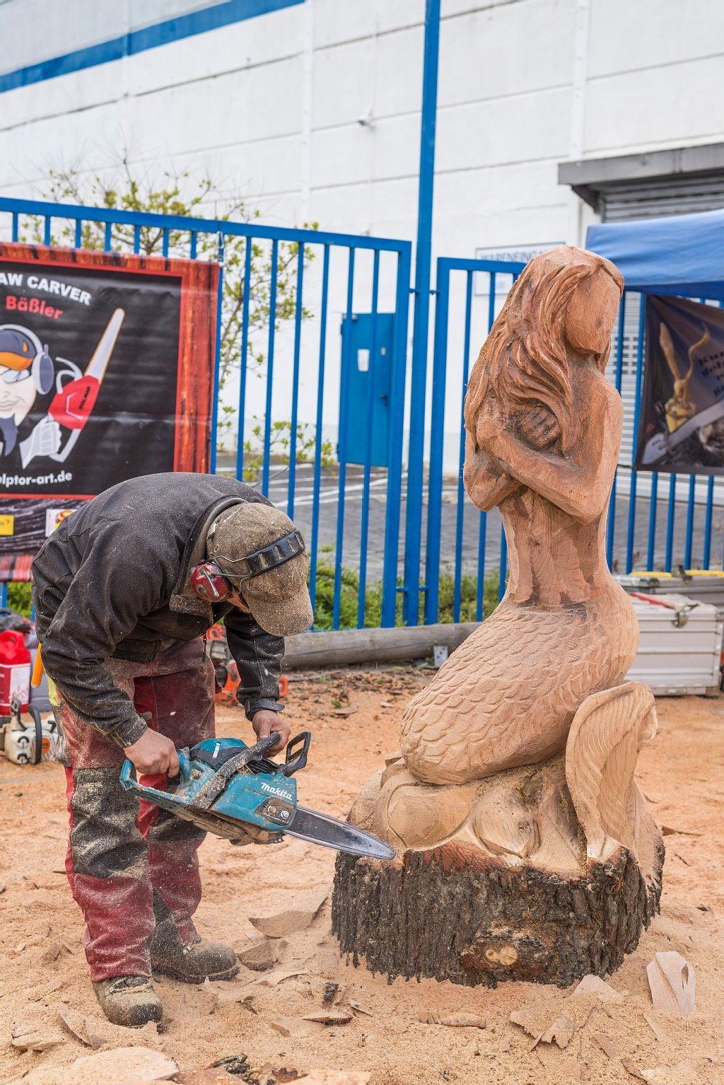 Mit Kettensägen haben Künstler in Thale aus Baumstämmen Skulpturen geschnitzt.