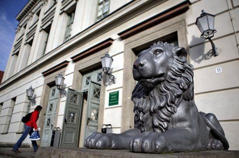Eine Studentin betritt das Löwengebäude der Martin-Luther-Universität (MLU) in Halle.
