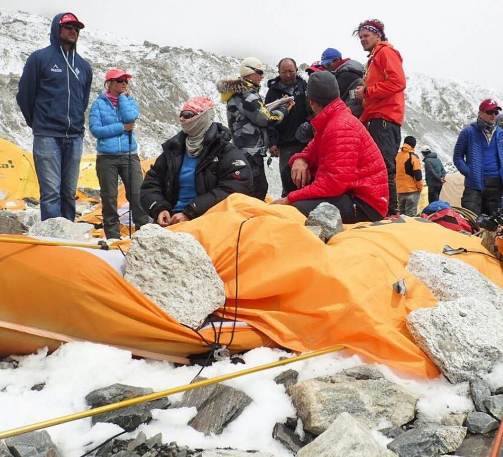 Bergsteiger harren in ihrem von einer Lawine verwüsteten Lager auf Rettung.