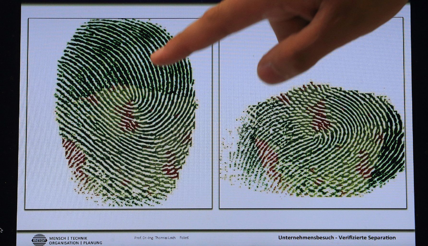 Ein neues Verfahren für die Auswertung überlagerter Fingerabdrücke wird im Landeskriminalamt in Magdeburg vorgestellt.