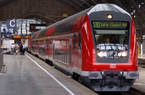 Eine S-Bahn auf der Strecke Halle-Leipzig.