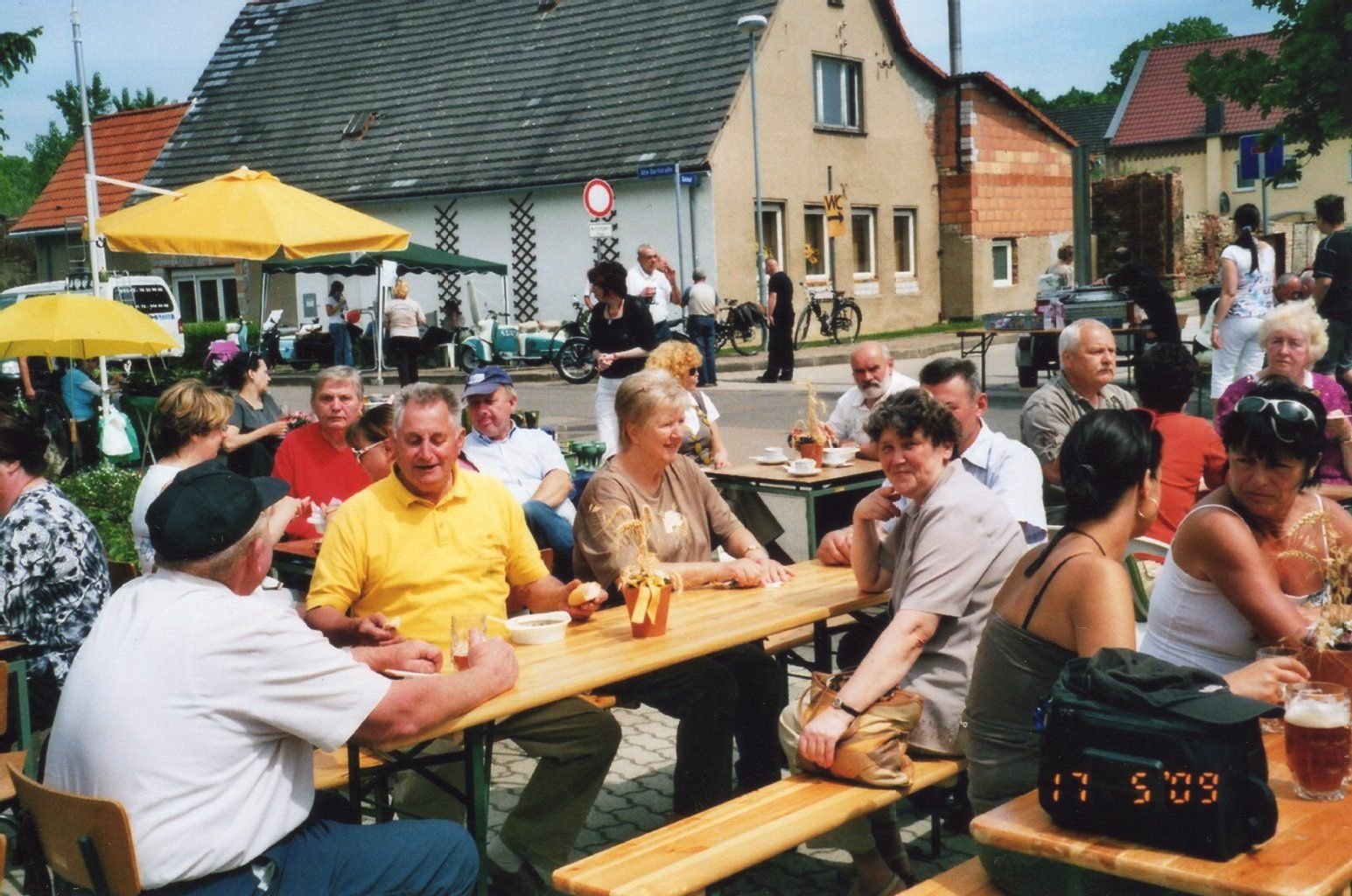 Ärger in Burgliebenau: Helga Ackermann zeigt Bilder vom historischen Markt der Vorjahre und erzählt, warum sich die Anwohner vom Ortschaftsrat übergangen fühlen.