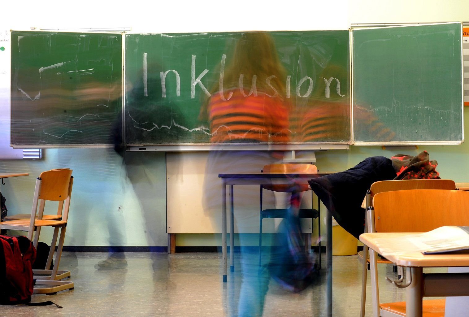 Das Wort «Inklusion» ist auf die Tafel geschrieben.