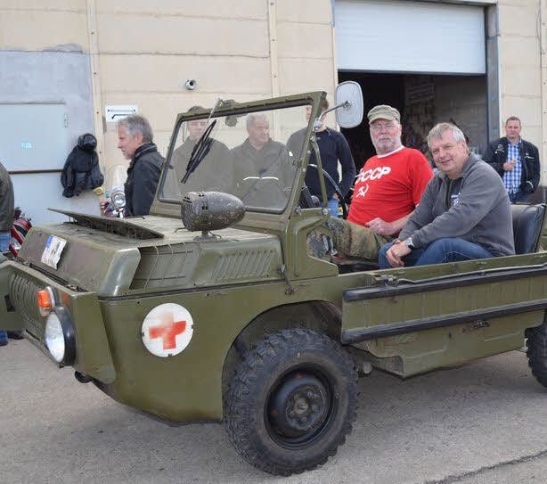 Der BMW von 1929 von Hans Dönicke (hinten) aus Sandersleben zog viele Blicke auf sich. Rechts: Der Hettstedter Wilfried Schön sitzt am Steuer seines „Luaz“-Amphibienfahrzeugs, neben ihm Organisator Axel Weber.