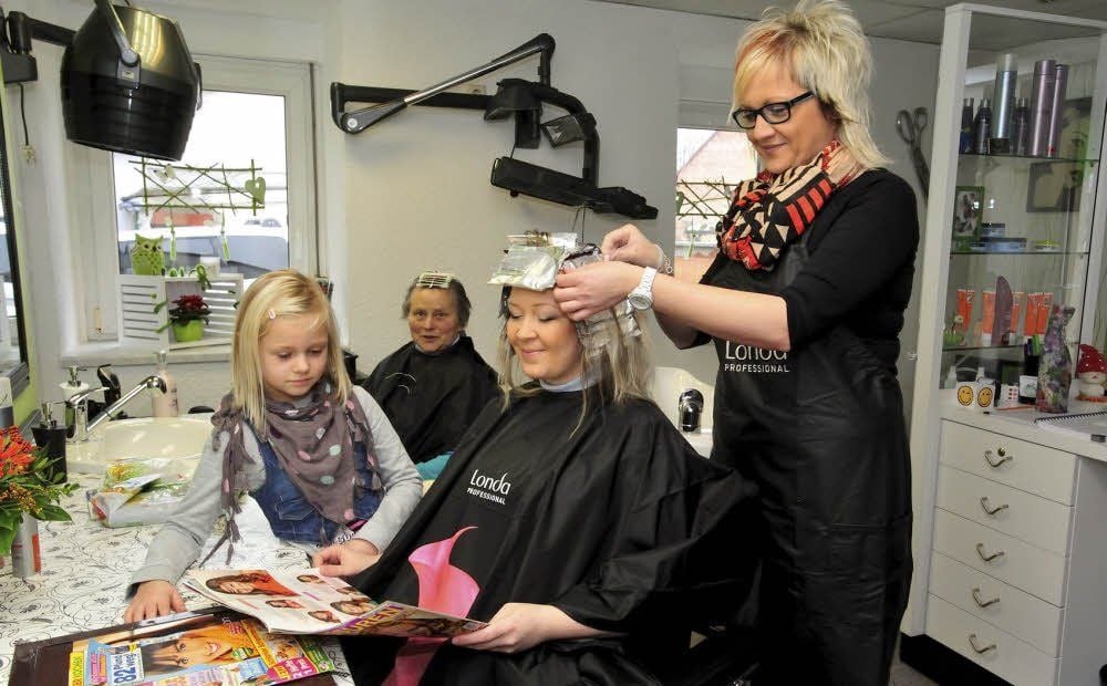 Die neunjährige Lilly darf in den Ferien ihrer Mutter Katy Jacobi mal beim Frisieren zuschauen.