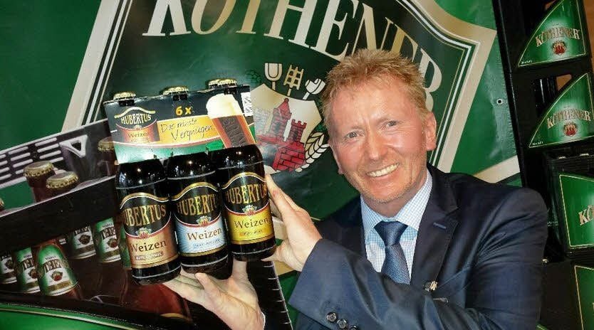 Brauerei-Geschäftsführer Michael Schölzel präsentiert die neuen Biersorten.