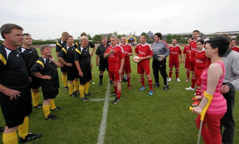 Carolin Richter aus Holzdorf (re.) vollzog den Anstoß. Sie kennt die Fußballer gut. Diese hatten für sie 2012 gespielt, als Carolin an Leukämie erkrankte.