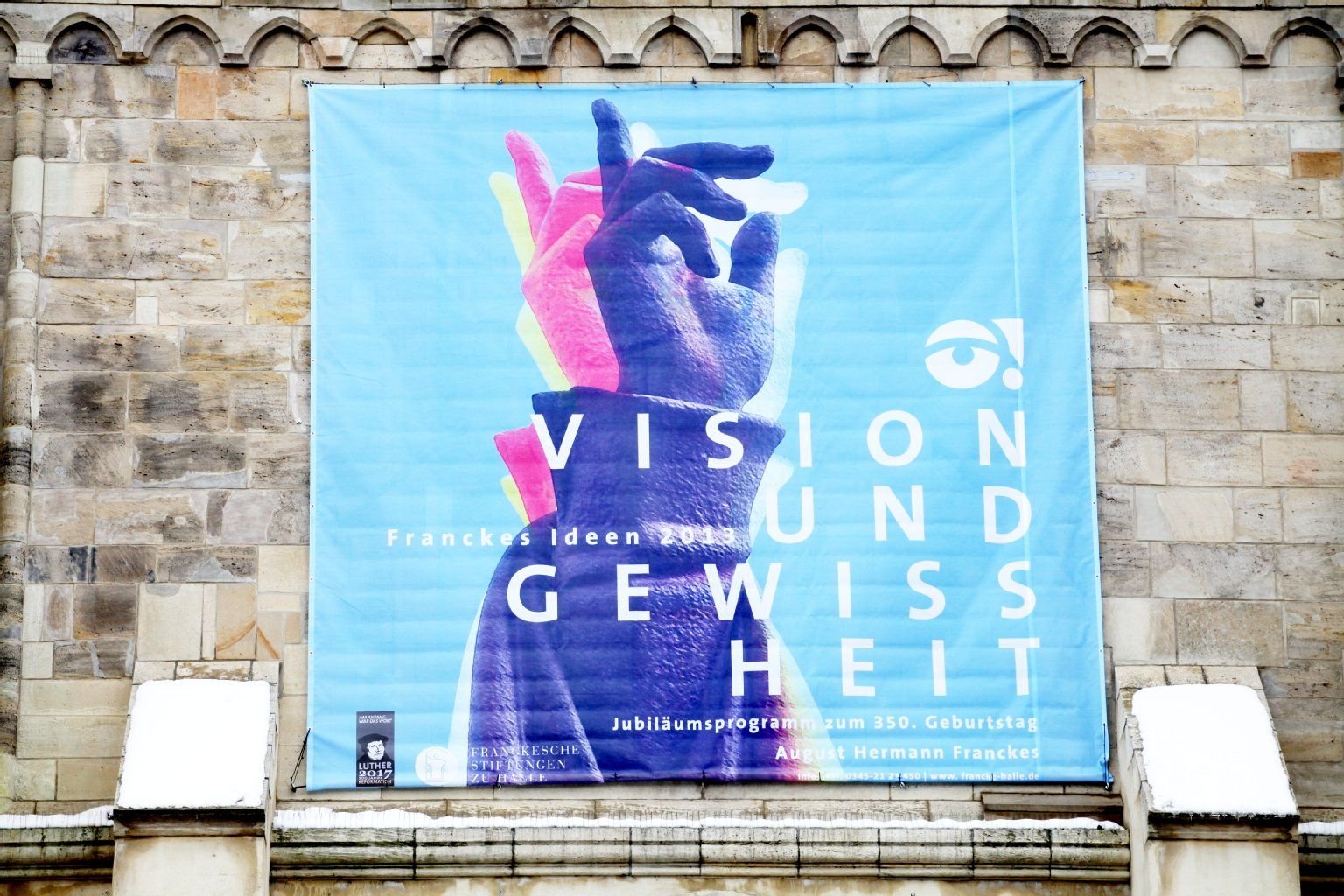 Ein Plakat an der Marktkirche in Halle weist auf den Geburtstag von A. H. Francke hin.