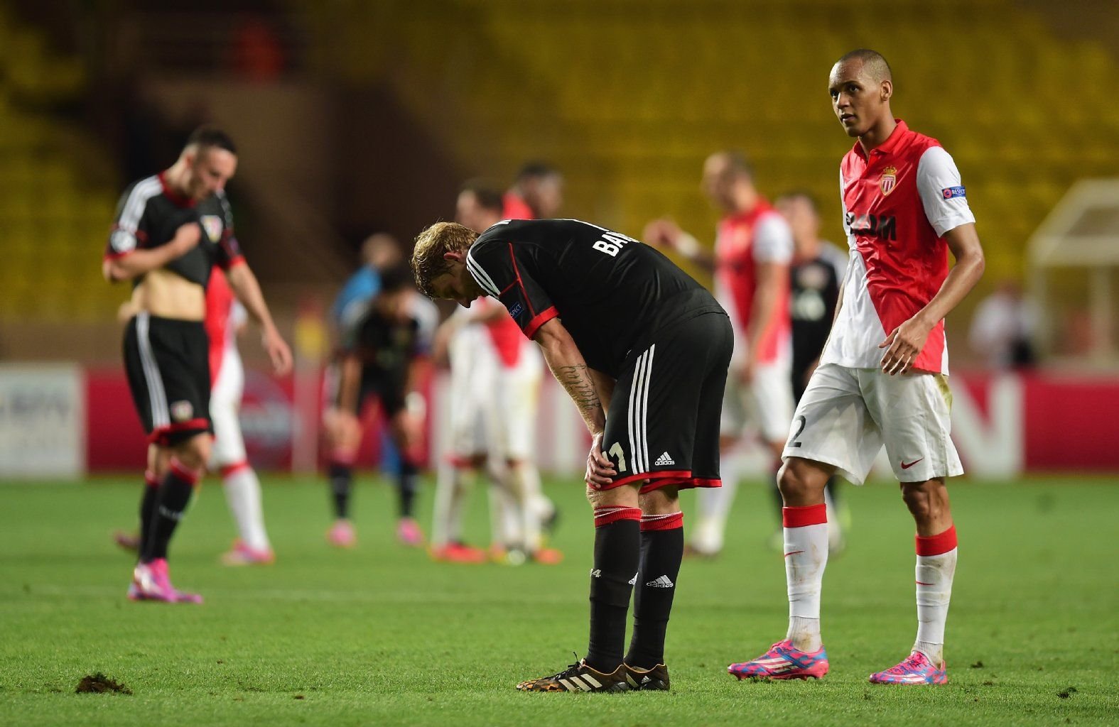 Stefan Kießling (m.) war sehr enttäuscht nach der Pleite in Monaco