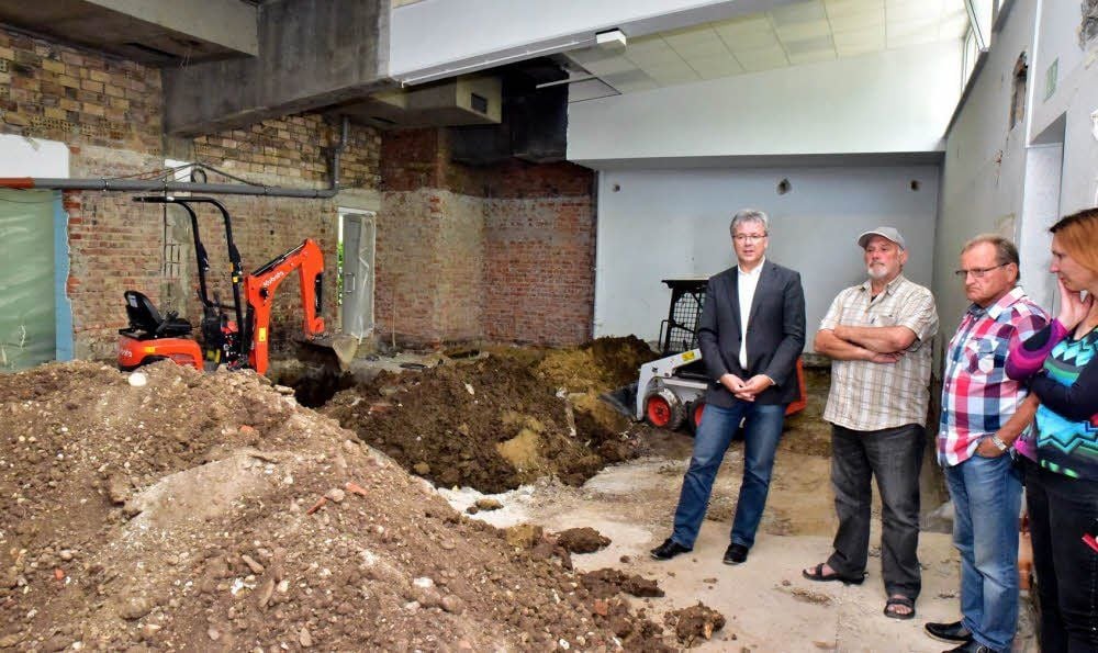 Blicken auf das Dilemma Schwimmhalle: Dagny Kay Elison-Böckler, die Stadträte Horst Ziegler und Hans Klitzschmüller und Bürgermeister Robby Risch (v. r.)