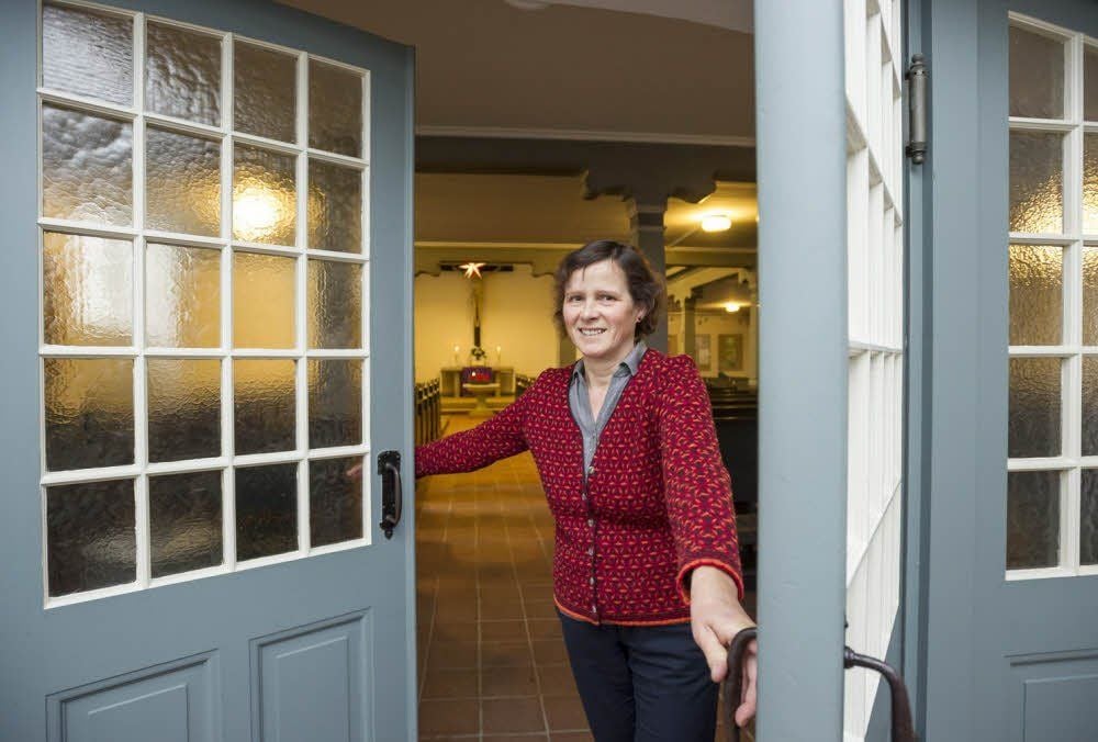 Pfarrerin Kristin Heyser öffnet das erste „Türchen“ des MZ-Adventskalenders: die Kirche in Trotha