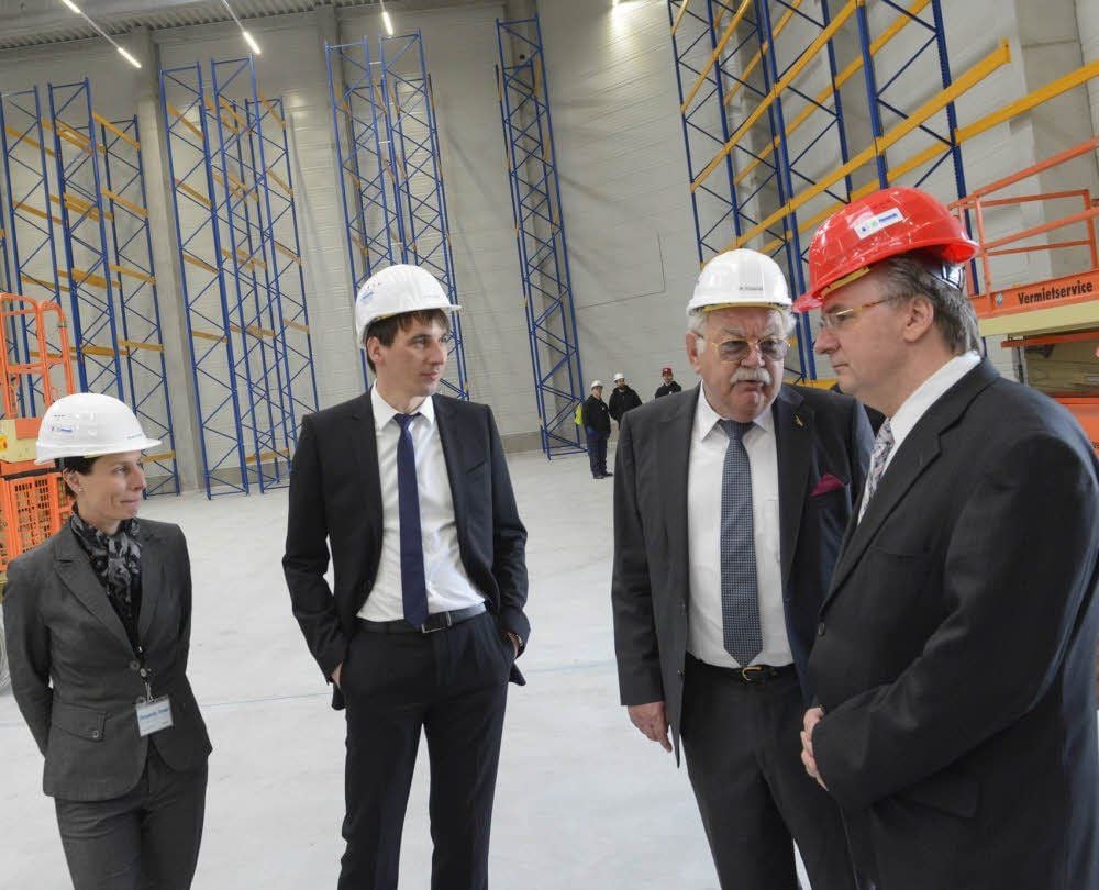 Ministerpräsident Reiner Haseloff im Gespräch mit den Geschäftsführern Wilfried Pergande, Mirko Peglow und Susann Krohn (v.r.).