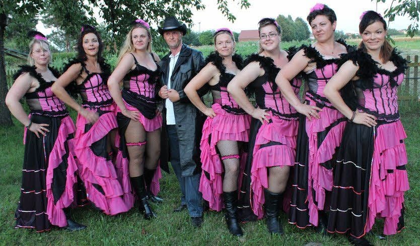 Die Tanzgruppe „SPECKtakulär“ präsentiert Showdown im Western-Look.