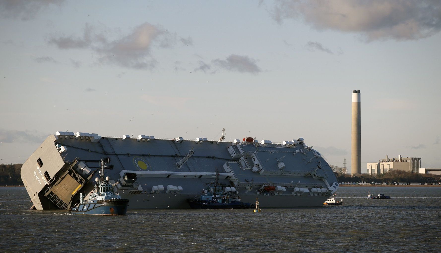 Die „Höegh Osaka“ liegt vor Southampton auf einer Sandbank.