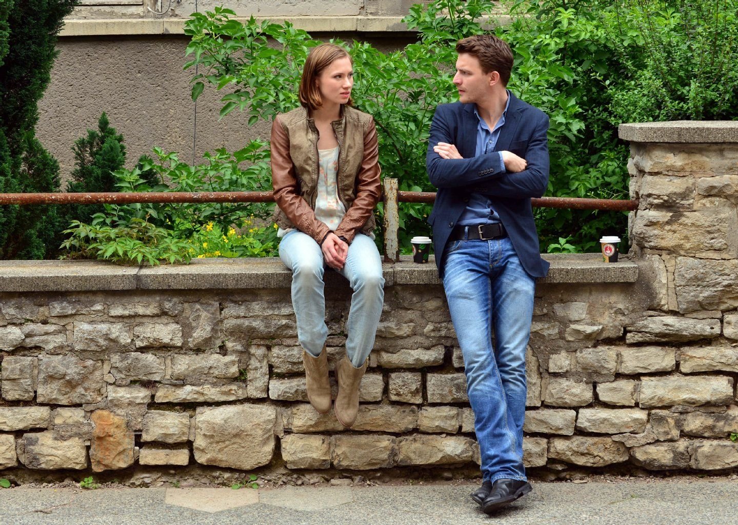 Gute Darsteller, schlechter Start: Die Schauspieler Friedrich Mücke und Alina Levshin sprechen in Erfurt bei Dreharbeiten für den ersten Tatort aus Erfurt miteinander.