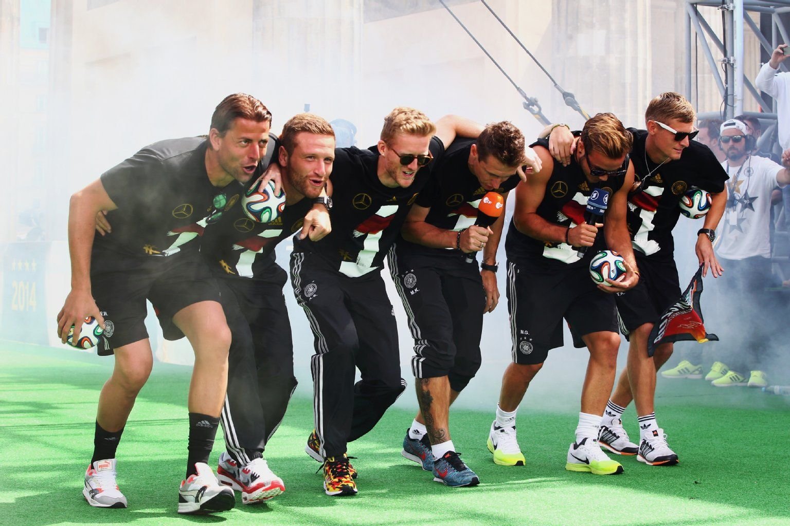 Die DFB-Kicker führen den "Gaucho-Tanz" vor.