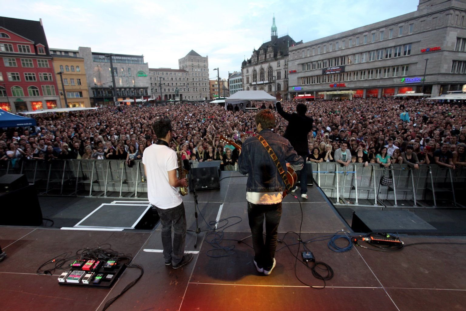 Clueso tritt in Halle auf dem Markt beim Danke-Konzert für die Fluthelfer auf.