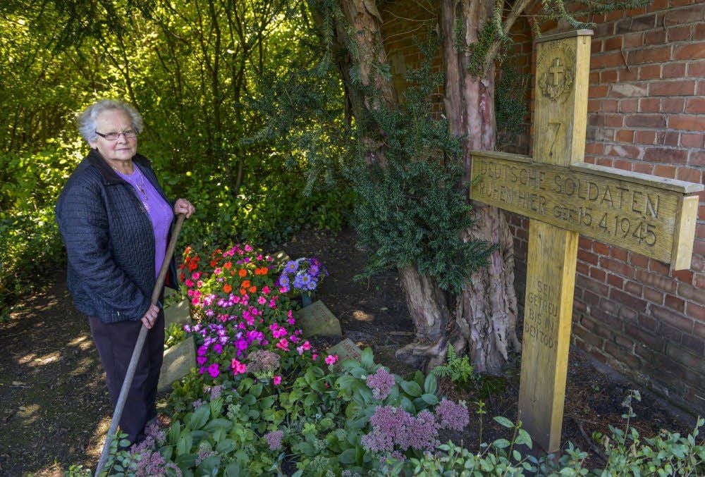 Moos und Unkraut entfernen, Blumen pflanzen: Seit Jahrzehnten pflegt Elly Rühling diese Grabstätte auf dem Friedhof der evangelischen Gemeinde in Wülknitz. Sieben Soldaten ruhen hier, die kurz vor dem Kriegsende offenbar nach Hause wollten und erschossen wurden.